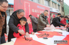 翰墨飘香弘扬中华文化 书法家何多俊手把手教小学生写福字